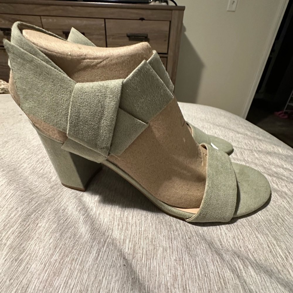 Bandolino Donna 2 heels size 7.5 new mint green - Picture 3 of 6